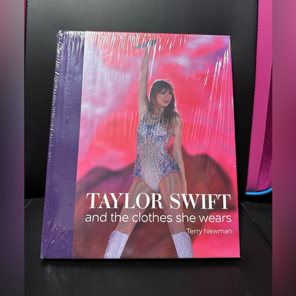 TAYLOR SWIFT and the clothes she wears -Terry Newman-Merch Book NEW Table Book - Picture 1 of 3